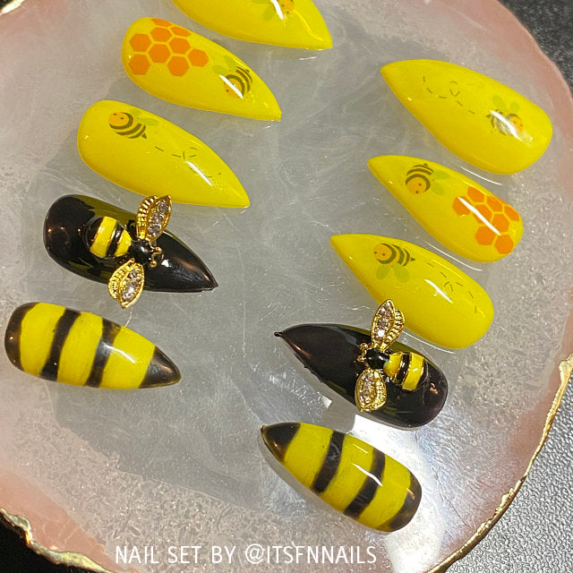 Set of yellow and black honey bee acrylic nails by @itsfnnails